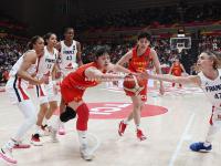 星空体育-领奖台上东道主选手喜获银牌，全场欢呼