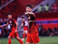 星空体育-弱旅出奇制胜，巅峰之战引发球迷热议