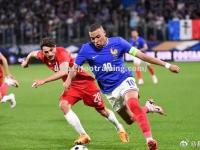 星空体育-国际足球比赛中球员们展现出全力以赴的拼搏态度