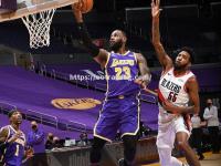 星空体育-詹姆斯砍下三双西决首战湖人胜火箭