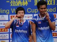 星空体育-网球选手在双打比赛中携手登顶领奖台