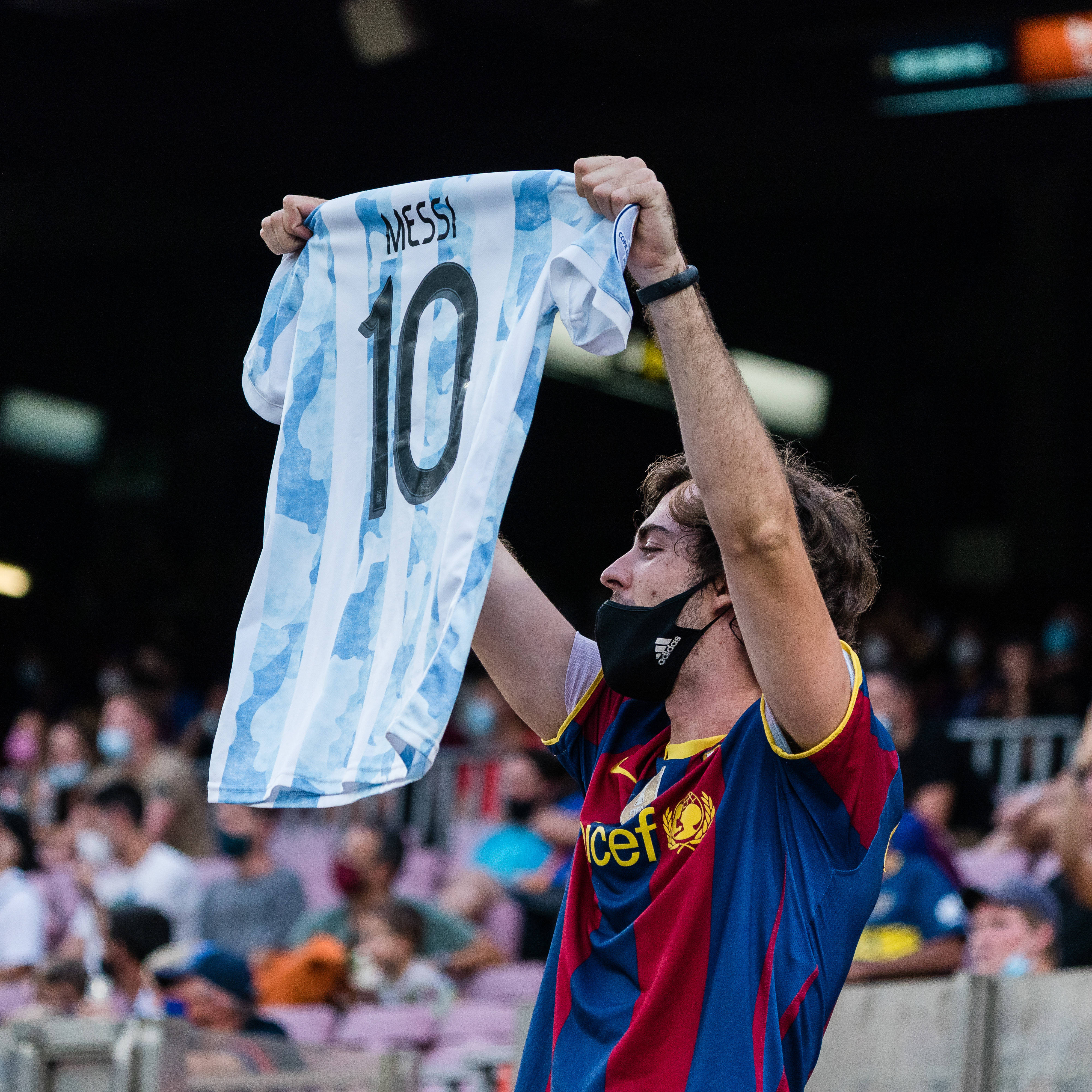 皇家社会功勋球员退役，球迷为其掌声致意