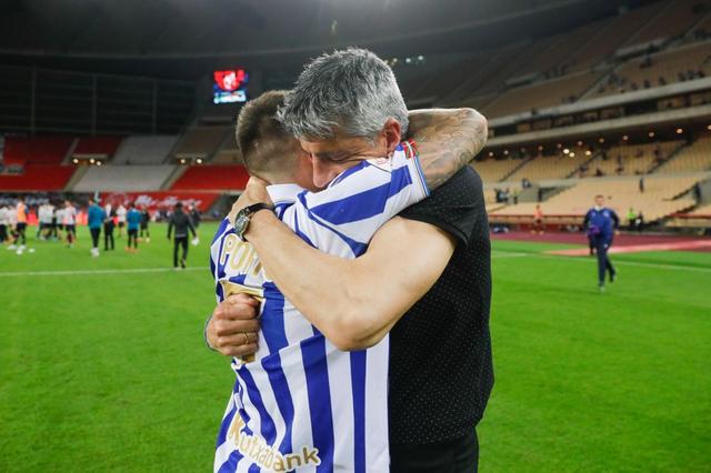 皇家社会功勋球员退役，球迷为其掌声致意