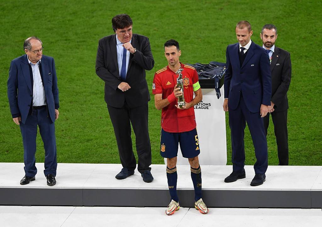 欧国联赛事中场休息，球员备战提高认真研讨