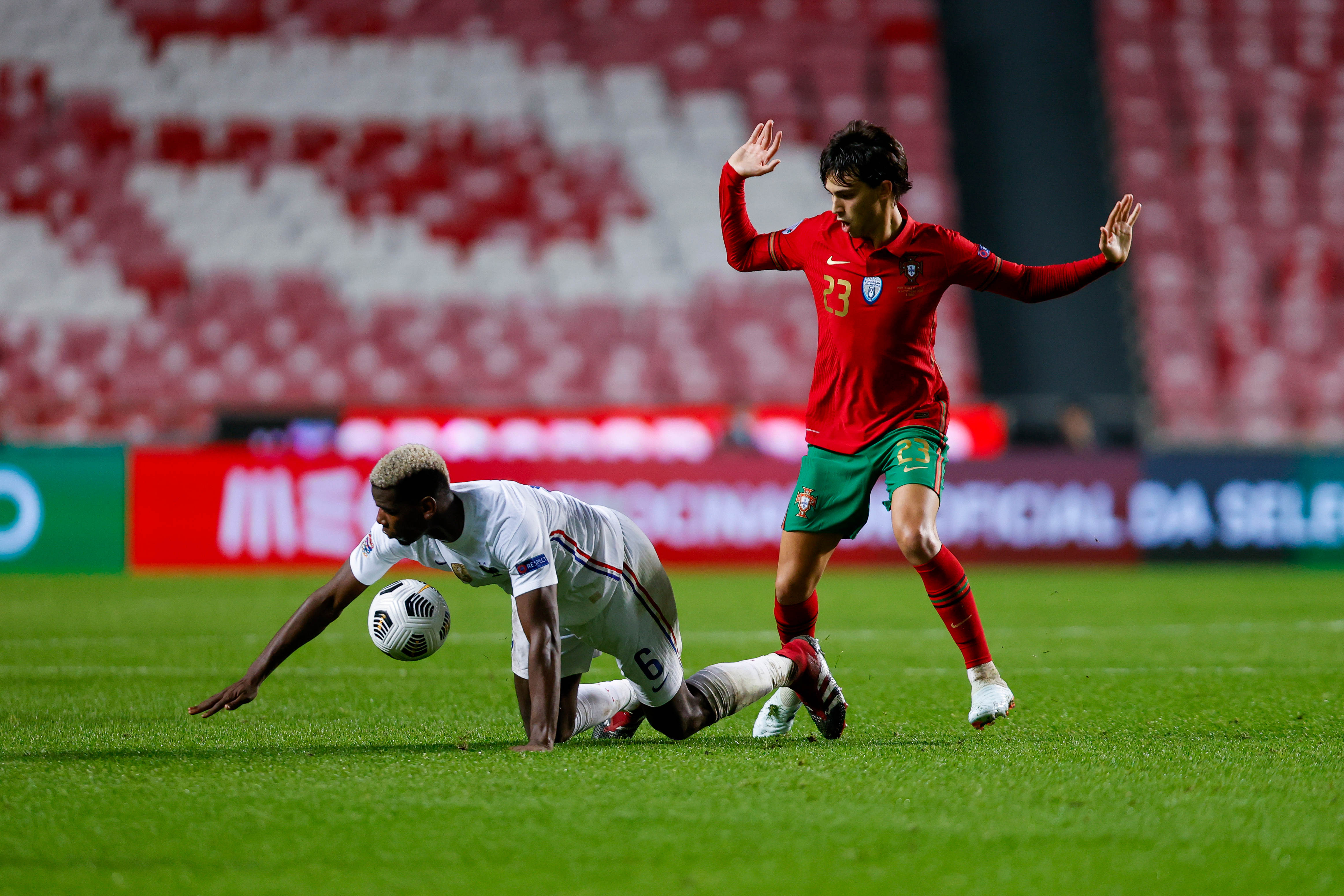 欧国联赛事中场休息，球员备战提高认真研讨