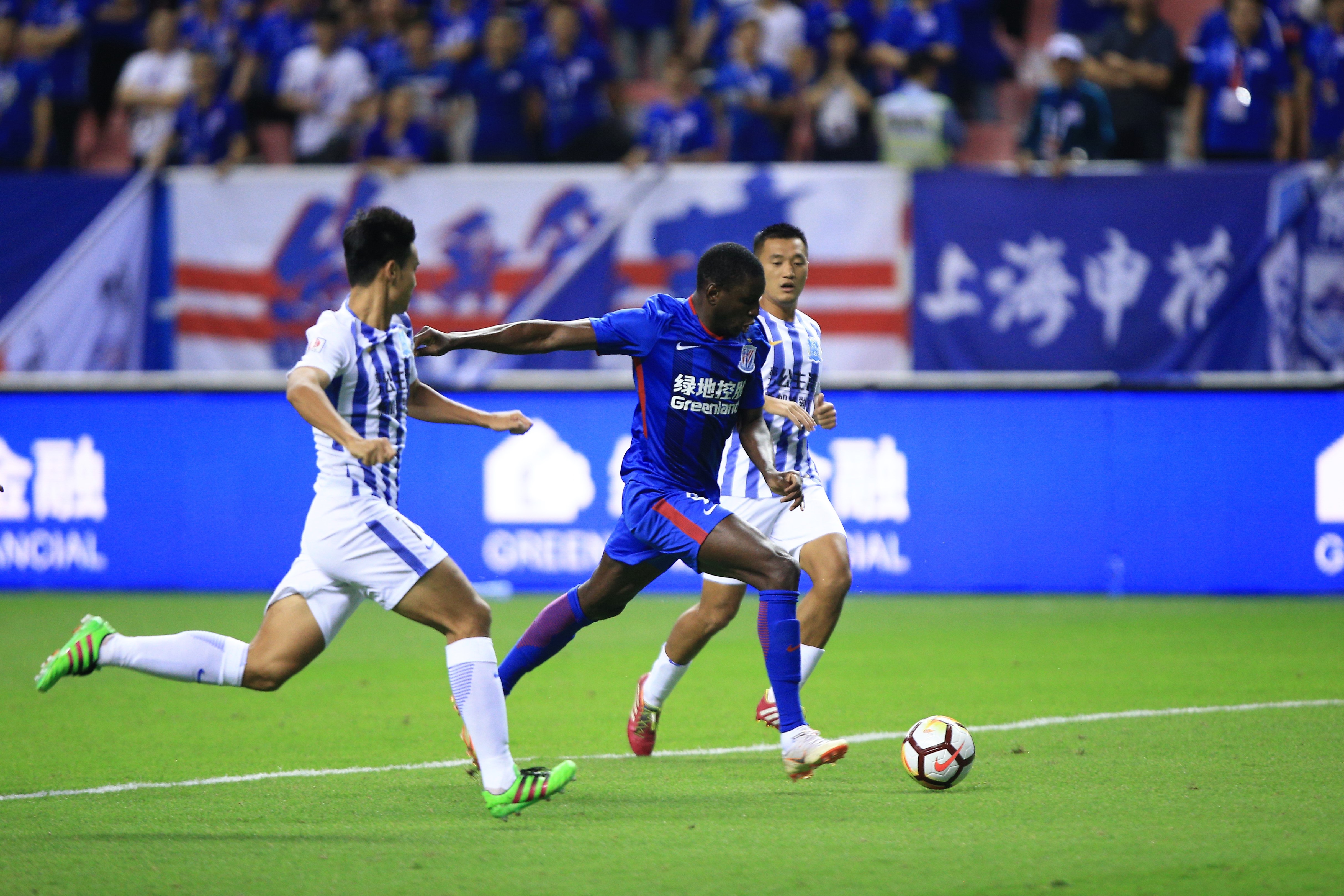 广州富力在主场击败上海申花，稳定排名