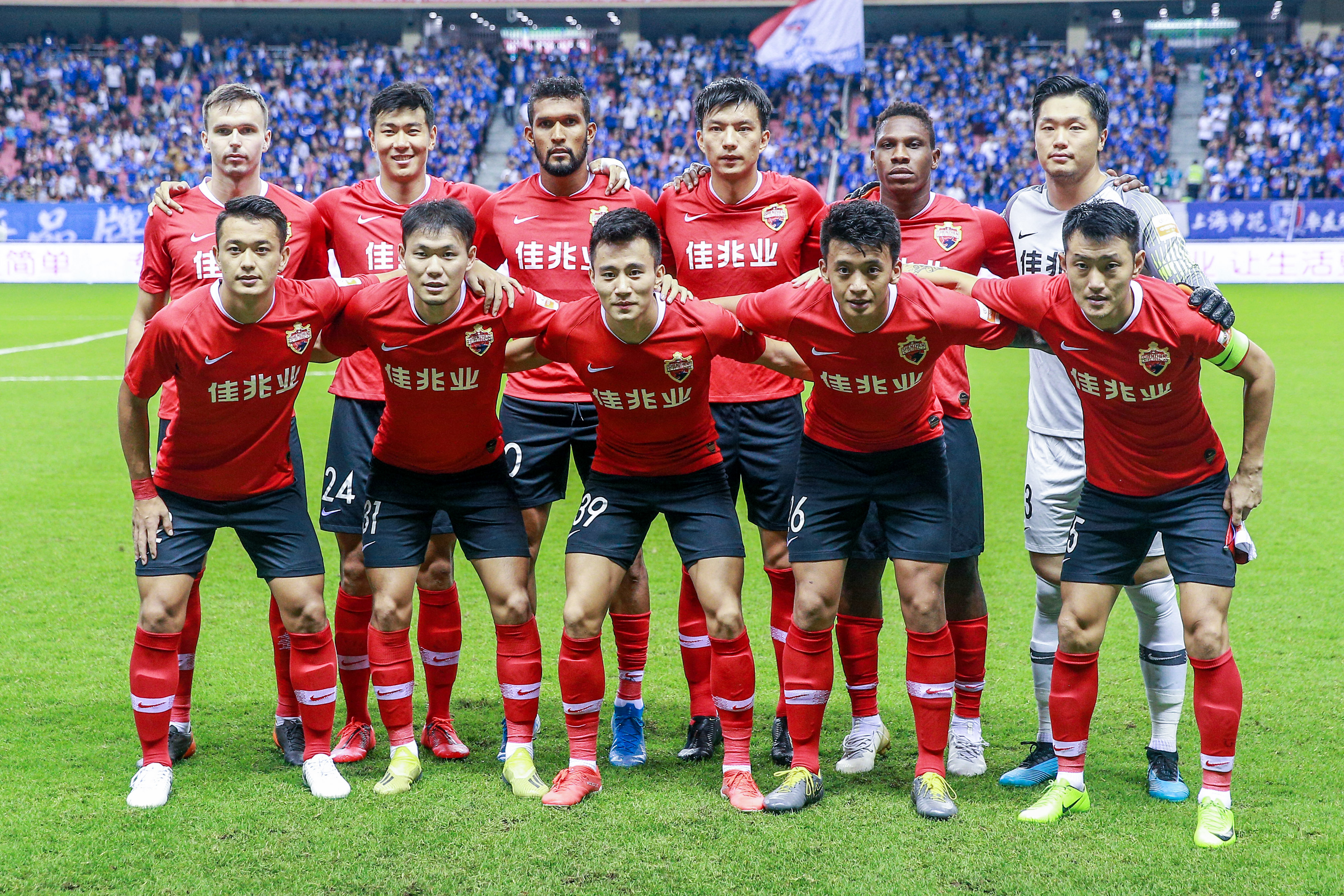 拼尽全力：富力对阵申花，保级决战将掀起白热化战斗