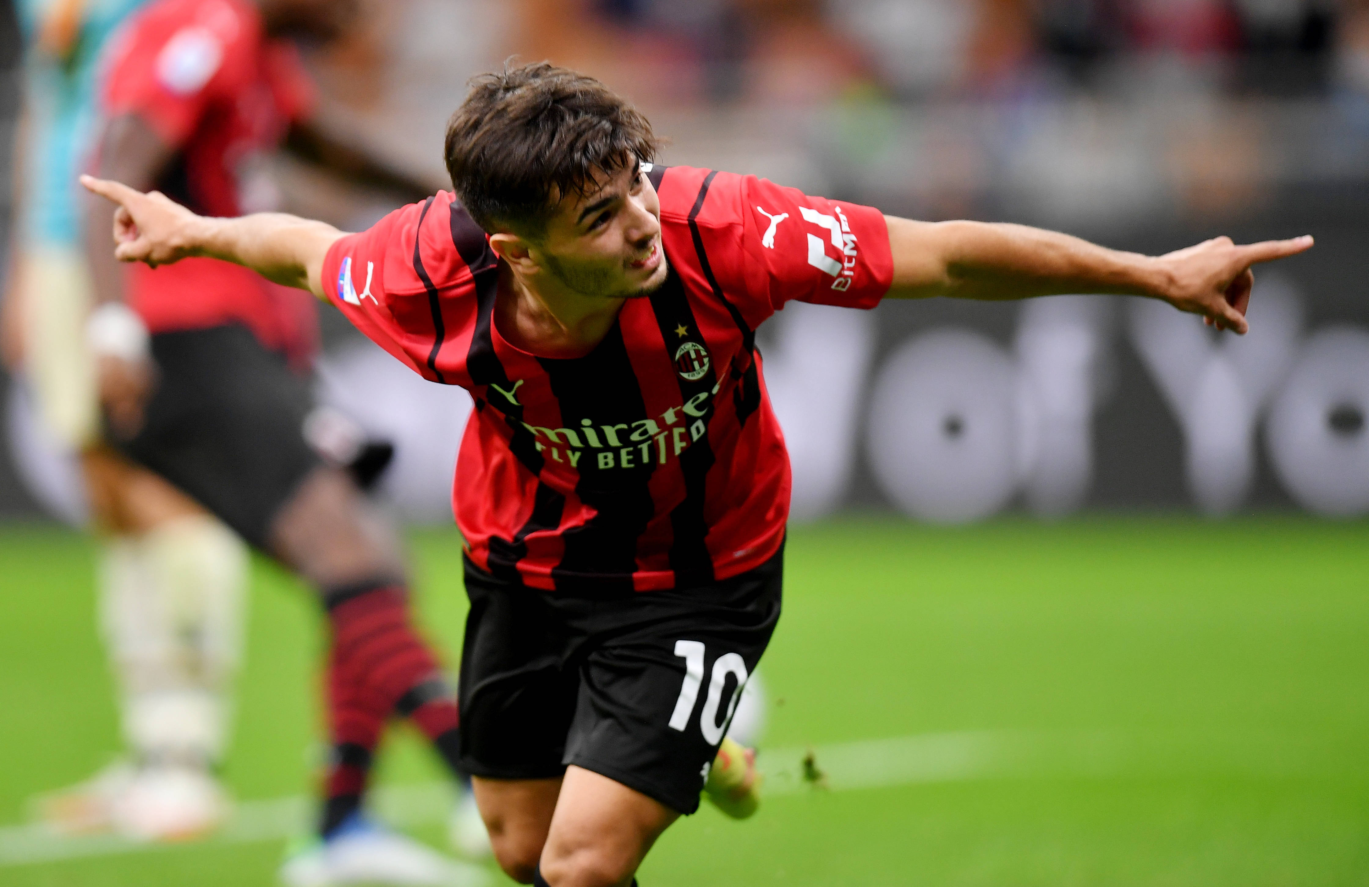 AC米兰客场逆转，取得胜利