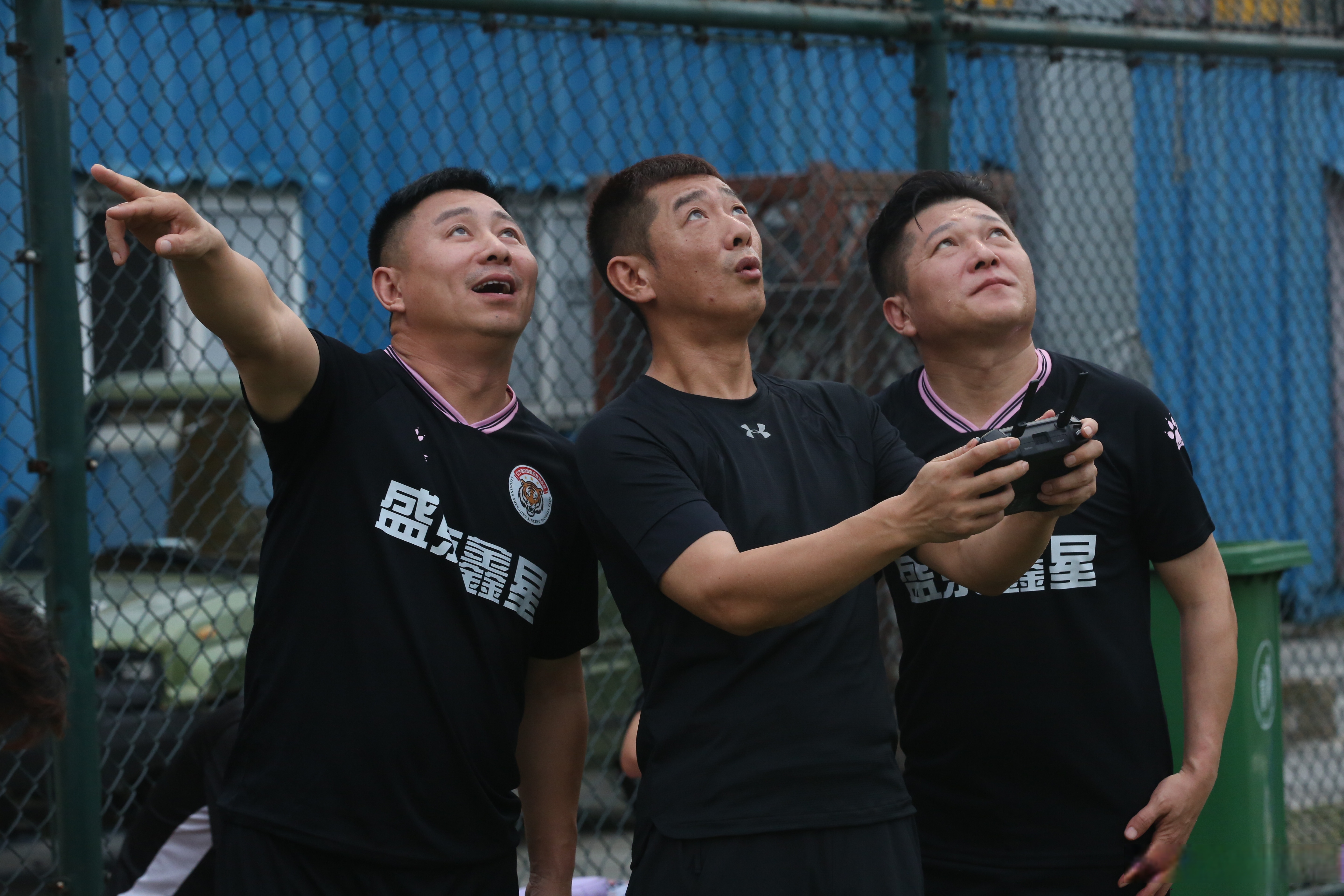 世界级足球比赛中球员们全力拼搏 世界级足球比赛中球员们全力拼搏