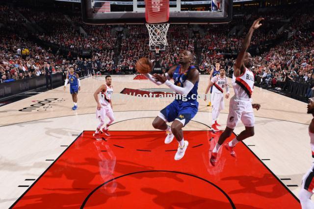 76人队主场力克猛龙,苦战至抢七 76人队主场力克猛龙,苦战至抢七