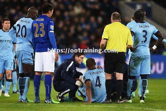 孔帕尼重返球场，曼城球迷热烈欢迎