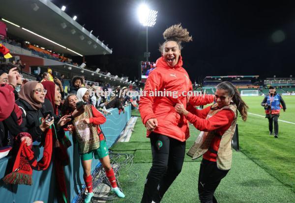 摩洛哥女足取得胜利，引发狂欢