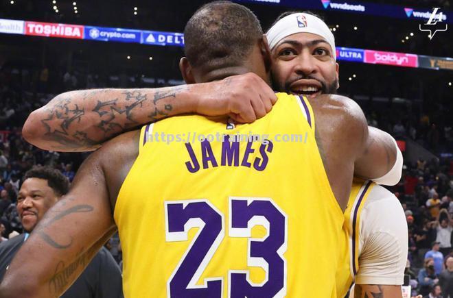 精彩瞬间回放，球员壮举让人称奇