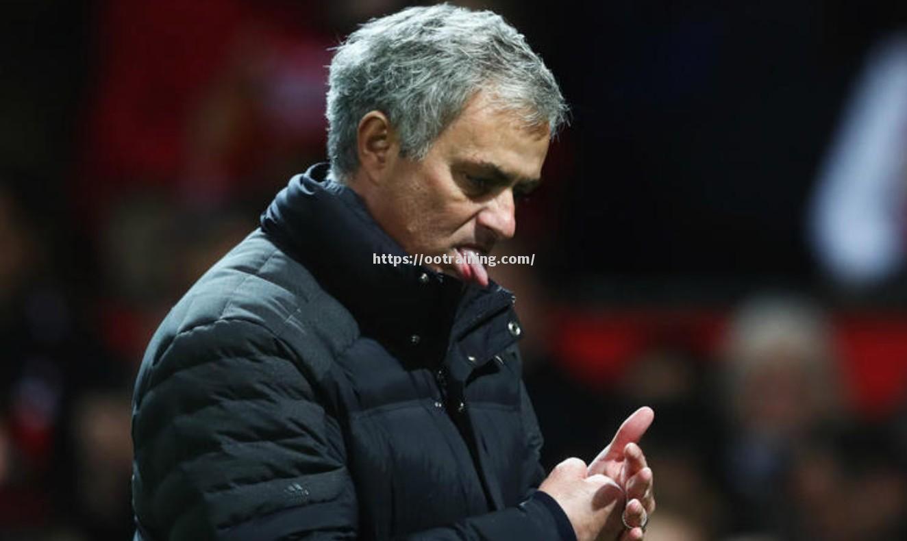 曼联主帅变阵调整战术，球迷眉飞色舞