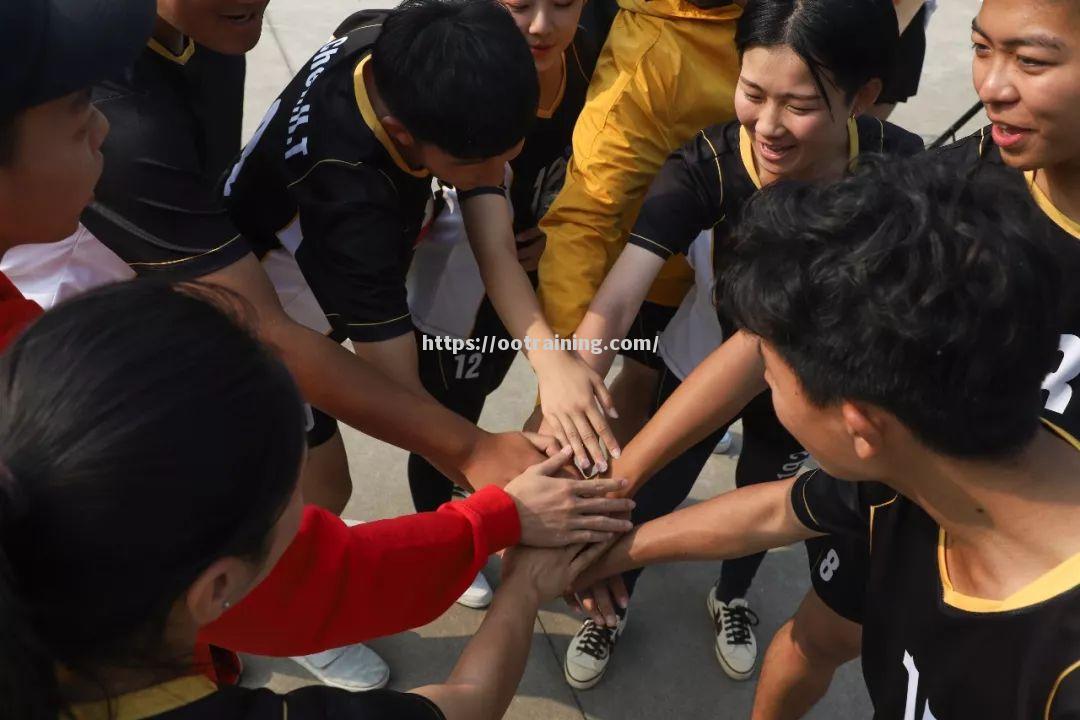 赛场上球员斗志昂扬，场面火爆热情