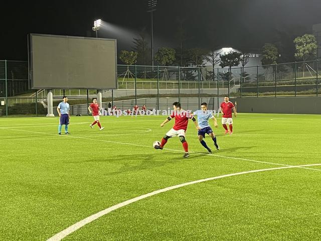 赛场上球员斗志昂扬，场面火爆热情