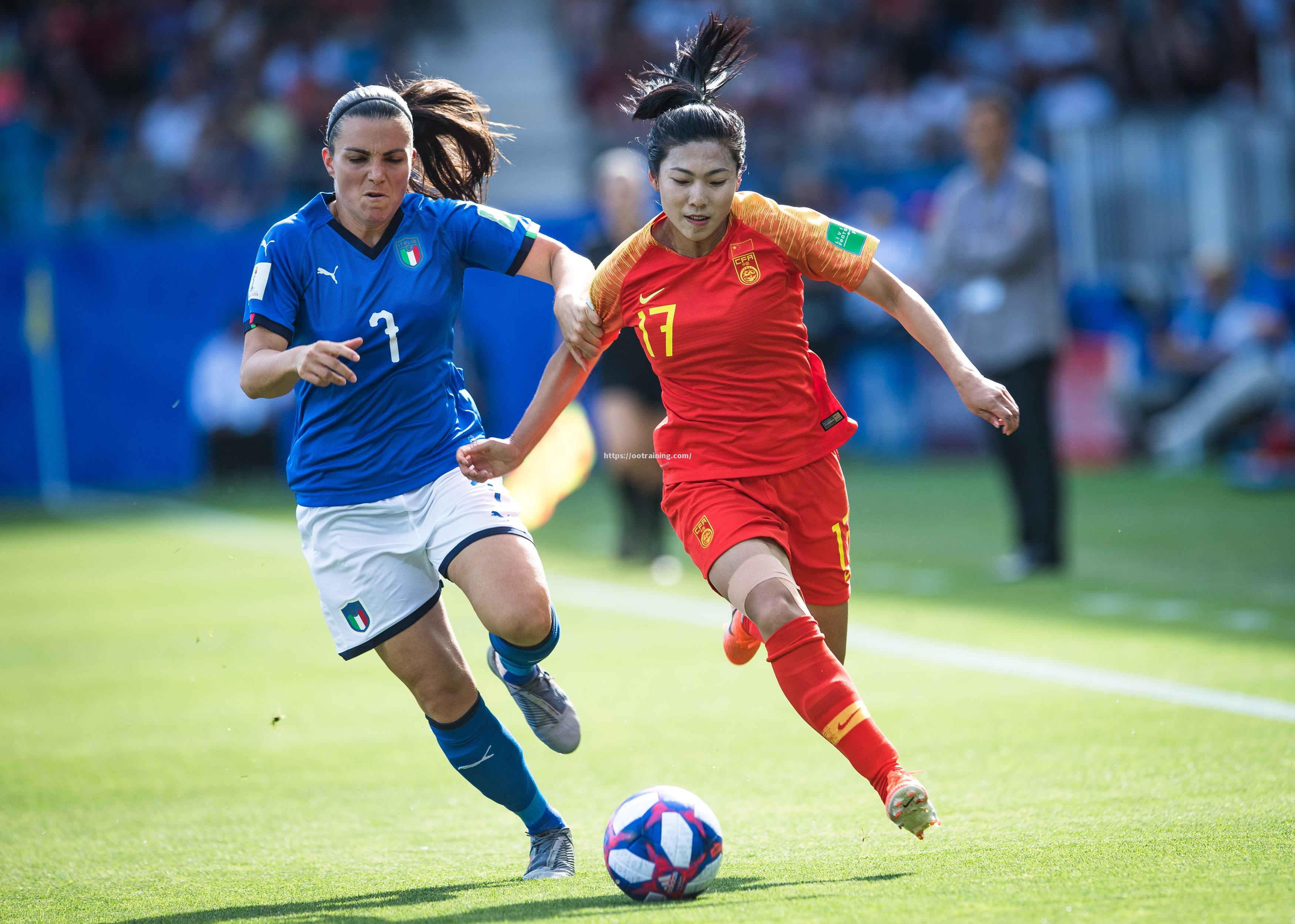 高水准足球较量：女队选手实力强劲！