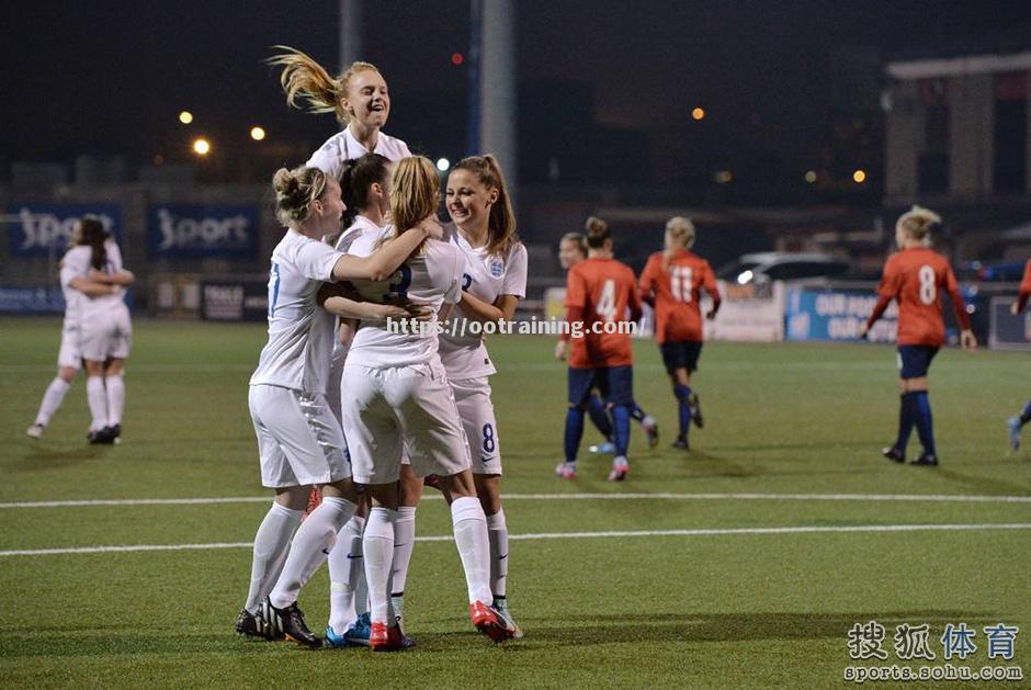 高水准足球较量：女队选手实力强劲！