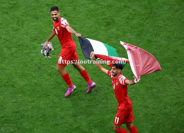 一场紧凑激烈的足球对决引发观众热议