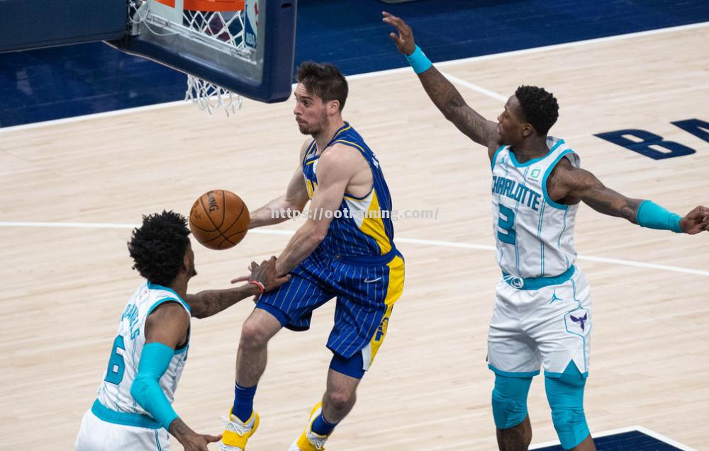 步行者队大胜马刺队，收官战势如破竹