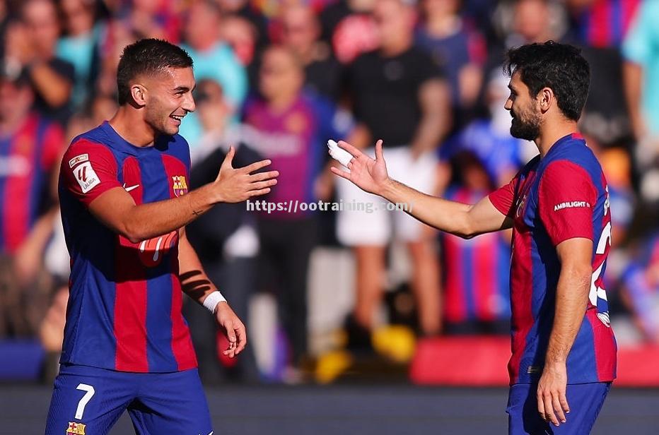 梅西梅开二度帮助巴萨2-1战胜皇马