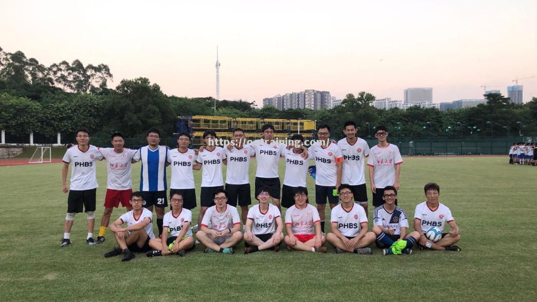 比赛中球队的默契配合展现出团队精神