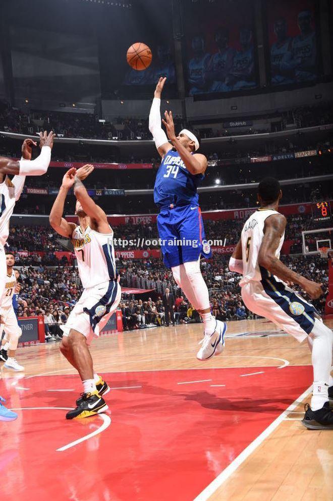 快船客场战胜掘金,取得季后赛资格 快船客场战胜掘金,取得季后赛资格