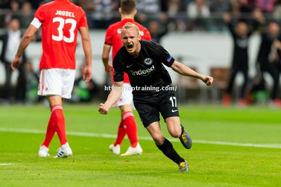 法兰克福迅速取胜！争夺前四位置