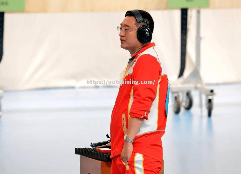 希腊射击选手夺冠，队员扬旗庆祝