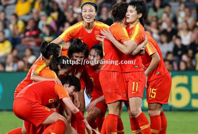 中国队在女足比赛中力挫强敌，夺得胜利