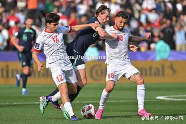 足球场上新星崭露头角，表现出彩