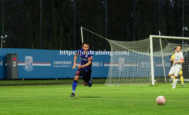 足球场上新星崭露头角，表现出彩