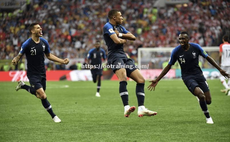 法国队在欧预赛中迎战西班牙队