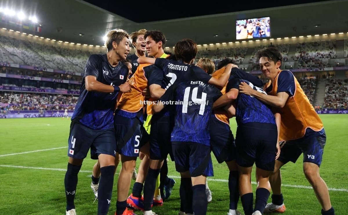 沙特球队庆祝胜利向前进发力