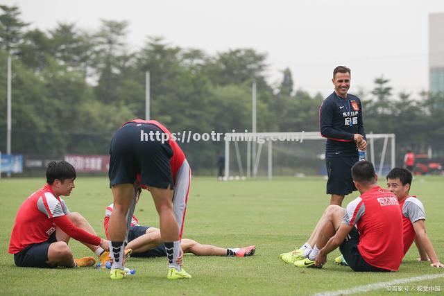 传统强队在赛场上表现出众，再次引领足球风潮