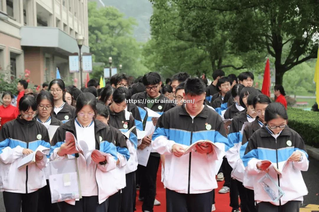 比赛中球员们全力以赴勇往直前 比赛中球员们全力以赴勇往直前