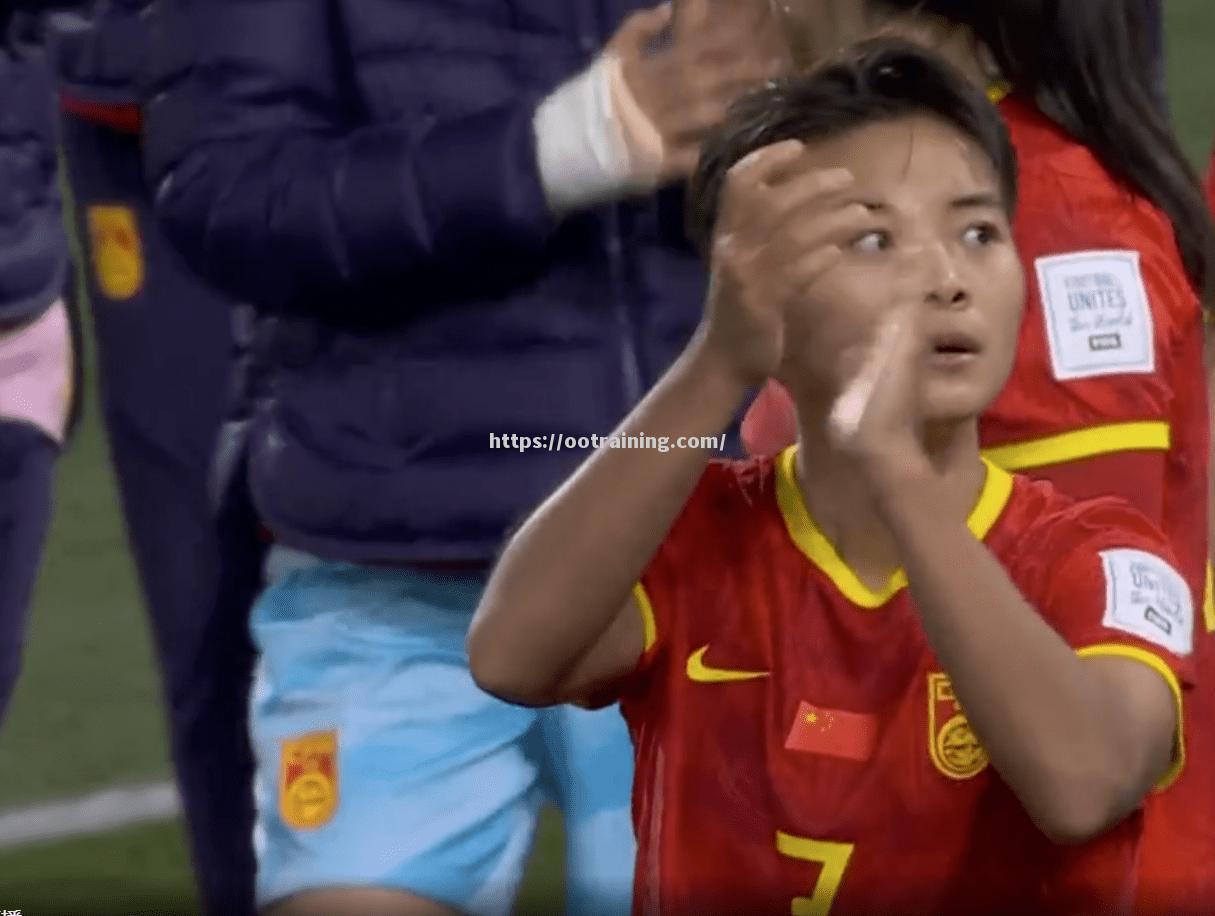 争议判罚女足比赛结果激怒球迷