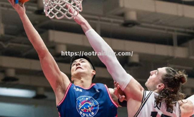 江苏男篮客场告捷，队员冷静应对