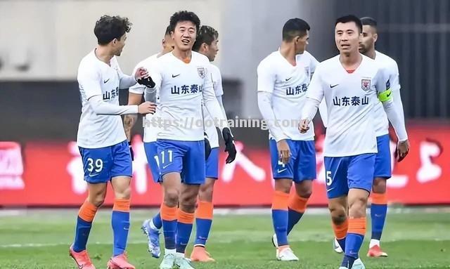 比赛场面激烈,选手拼尽全力 比赛场面激烈,选手拼尽全力