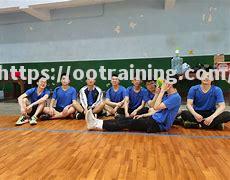 密德尔镇球场紧张交锋，争分夺秒