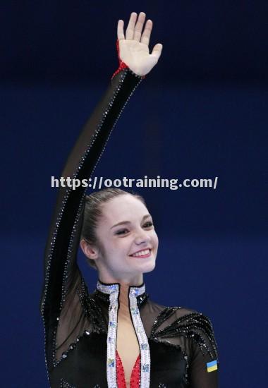 乌克兰选手夺魁成功，登领奖台