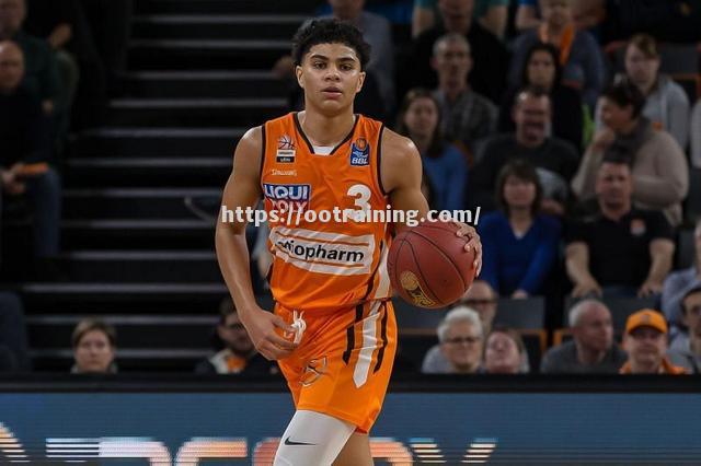 韩国首尔篮球联赛火热进行，新秀崭露头角