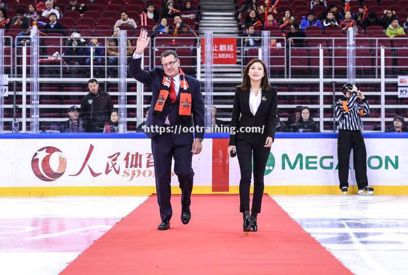 传奇球星现场助威，激励队伍前进