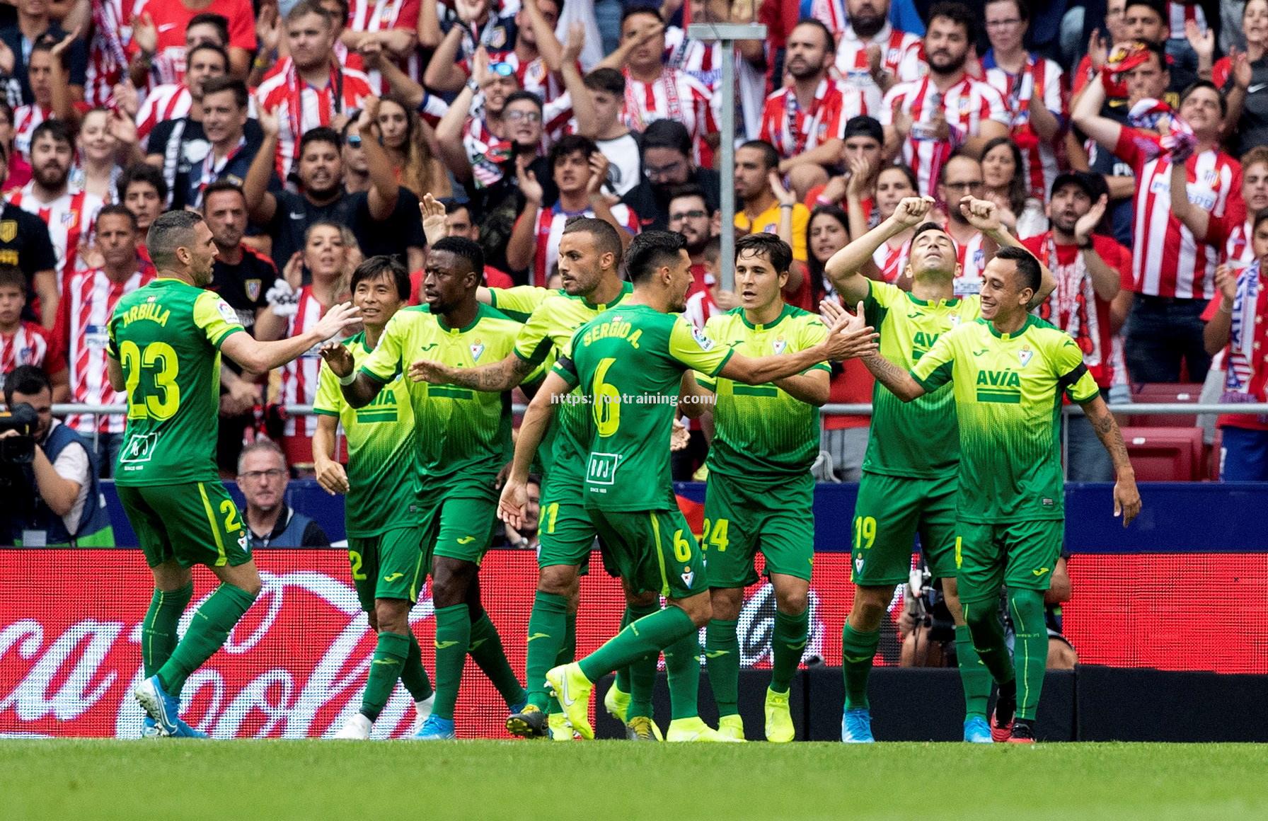 弗赖堡队再次胜出，足球联赛再掀热潮