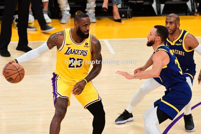 勇士再胜火箭，第三战取胜扳平系列赛