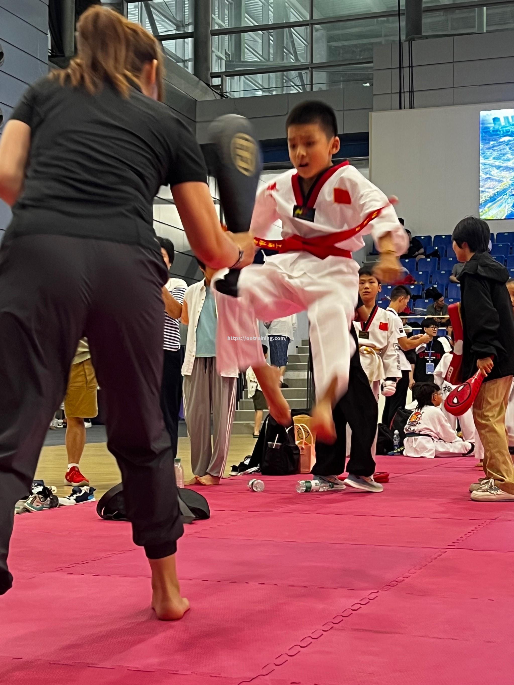 战胜强敌！国际比赛中中国球队迸发激情