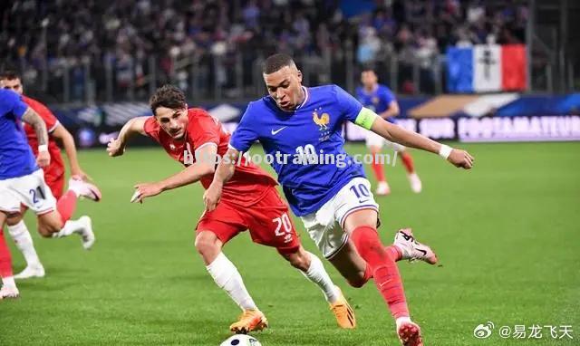 国际足球比赛中球员们展现出全力以赴的拼搏态度